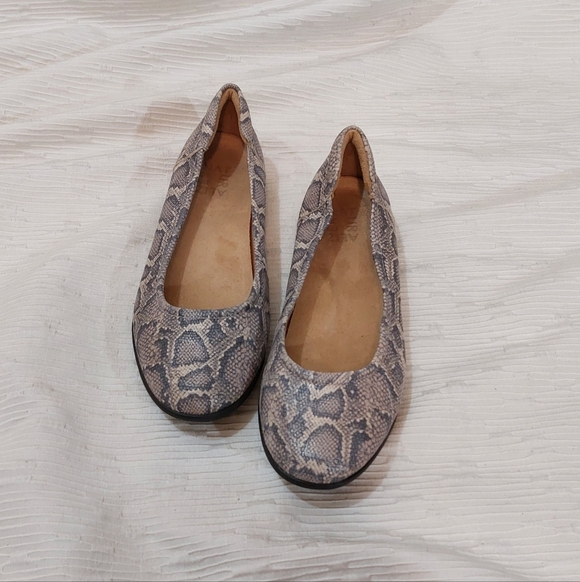 Snakeskin Patterned Women's Flats - Picture 6 of 9